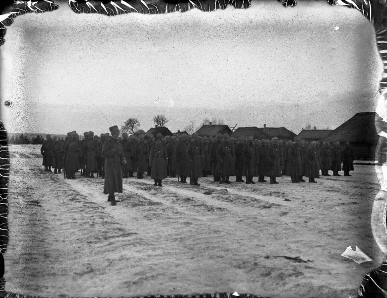 Военные на поляне, 1900-е