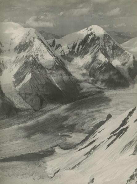 Центральный Тянь-Шань, 1931 год. Вид со склона пика Хан-Тенгри.Выставки&nbsp;«В горах»&nbsp;и&nbsp;«Горы, "ФЭД", Шиманский» с этой фотографией.&nbsp;