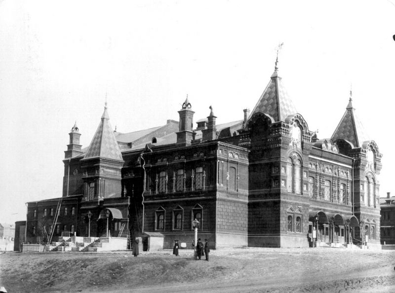 Театральная площадь в Самаре, 1888 год, Самарская губ., г. Самара. Самарский театр был основан в 1851 году. Труппа выступала в специально приспособленном доме купца Лебедева. В 1854 году особняк сгорел. В 1855 году у театра появилось деревянное здание, а новое каменное здание театра было построено в 1888 году по проекту Михаила Николаевича Чичагова. Горожане называли его «теремком» или «пряничным домиком». Сейчас&nbsp;Самарский театр драмы имени М. Горького.С 1932 года площадь носит имя Василия Чапаева.