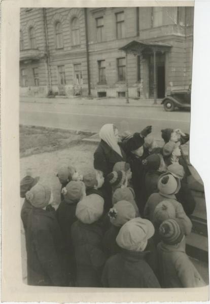 Группа детей на улице города, 1950-е, г. Ленинград