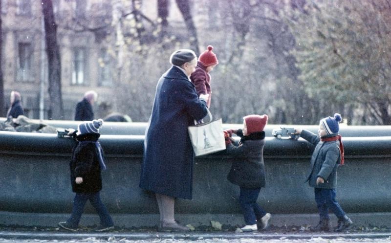 В сквере, 1965 год, г. Ленинград. Выставки:&nbsp;«Самые дорогие и любимые»,&nbsp;«Бабушки, дедушки и внуки»,&nbsp;«Бабушки и дедушки: опыт, мудрость и любовь» с этим снимком.