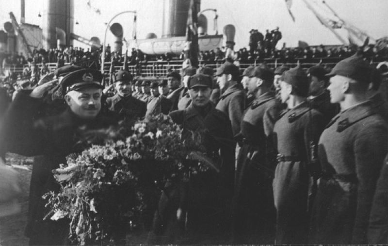 Иван Папанин обходит строй почетного караула в ленинградском порту, 1938 год, г. Ленинград