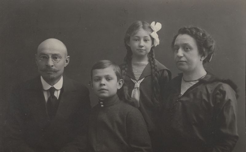 Фотопортрет семьи Дунаевских, 1905 год, г. Арзамас. В центре ученик АРУ Александр Дунаевский.Выставка «Семейный портрет» с этой фотографией.