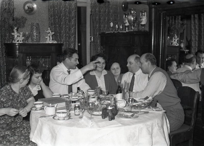 Семейное застолье, 1950 - 1969. Второй справа – фотограф Иван Шагин
