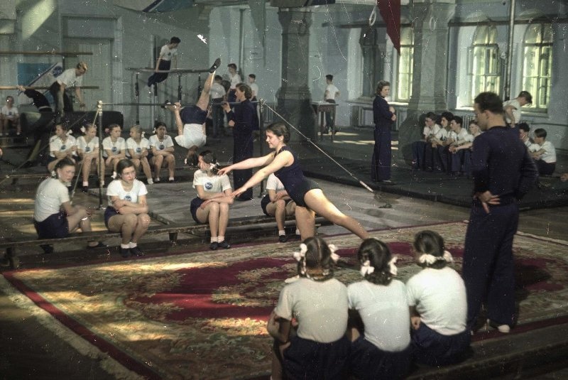 Детская спортивная школа общества «Труд», 1950 - 1955, г. Ленинград. Выставка «В школу!» с этой фотографией.