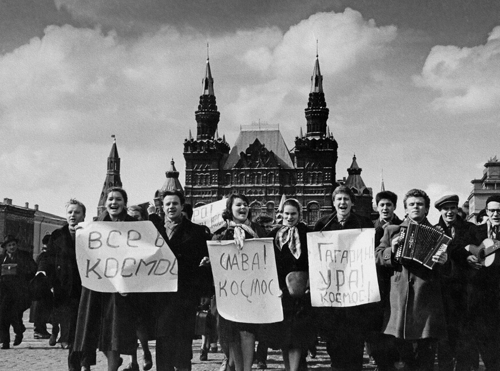 «Все в космос!», 12 апреля 1961, г. Москва. Видео «Красная площадь, дом 1», «Быть первым!»&nbsp;и выставка «СССР в 1961 году» с этой фотографией.
