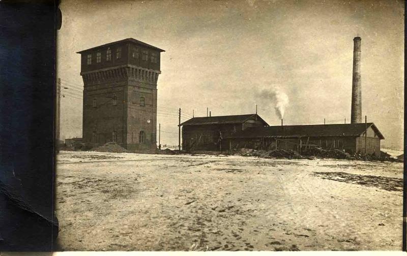 Общий вид на производственное помещение с башней и трубой, 1910-е