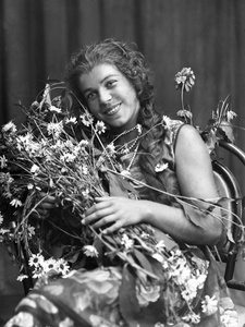 Портрет Елены Дмитриевны Моргуновой, педагога, кавалера Ордена Ленина, 1925 год, г. Галич. Выставки&nbsp;«Два советских ордена»,&nbsp;«10 фотографий: Улыбки 1920-х»&nbsp;и&nbsp;«Улыбки XX века» с этой фотографией. 