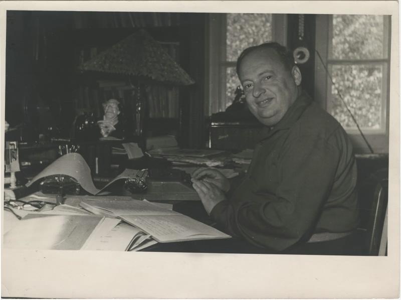 Лев Шейнин за пишущей машинкой, 1960-е. Выставка «Главное орудие слова в ХХ веке» с этой фотографией.
