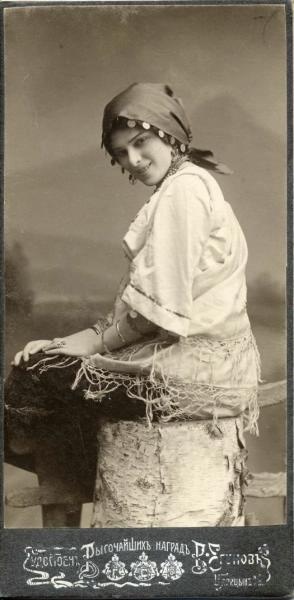 Портрет женщины в косынке, 1910-е, Саратовская губ., г. Царицын. Город Царицын - ныне Волгоград.