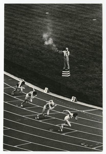 «На старт», 1970-е. Выставка «О спорт – ты мир!» с этой фотографией.