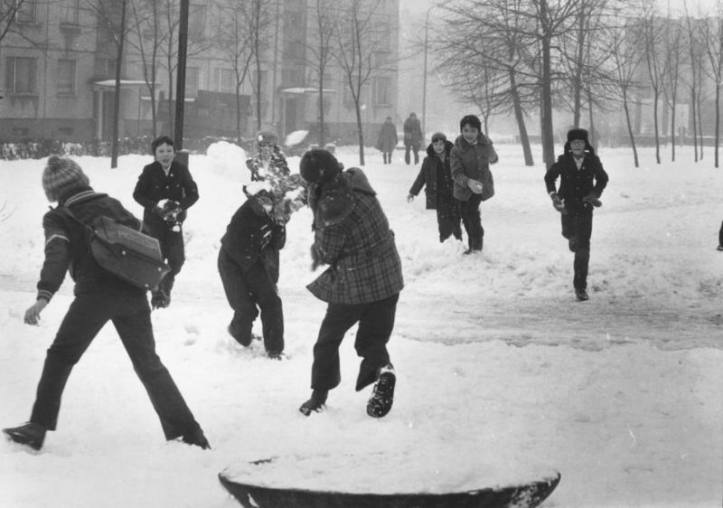 Игра в снежки, 1981 год, Литовская ССР, г. Вильнюс. Выставка «Пацаны» с этой фотографией.