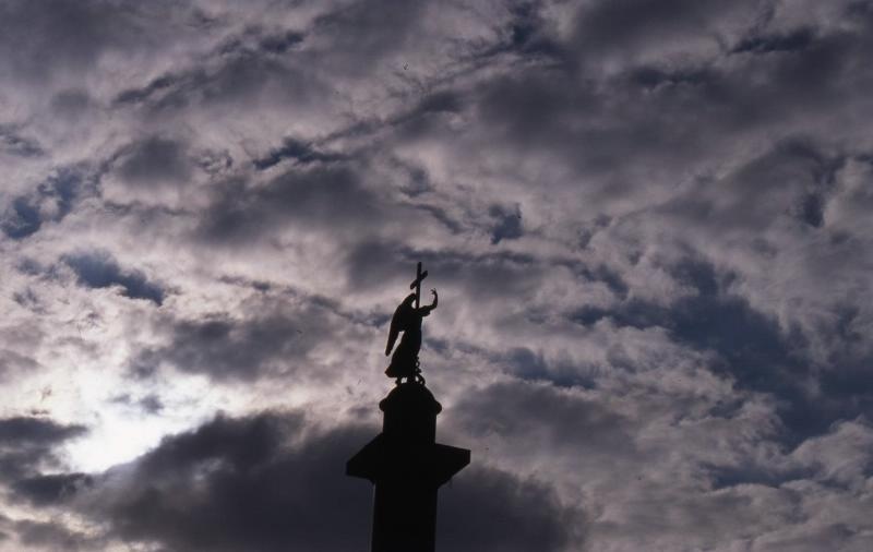 Фигура Ангела с вершины Александровского столба на фоне облачного неба, 1995 год, г. Санкт-Петербург