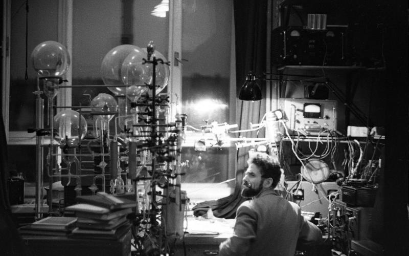Химик ночью в лаборатории. «Подводная лодка», 1963 - 1964, г. Москва