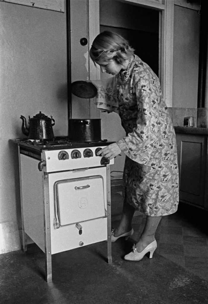 На кухне, 1950-е, г. Москва. Выставки&nbsp;«Новое благосостояние», «Хлопоты на кухне» и «Советское новоселье» с этой фотографией.