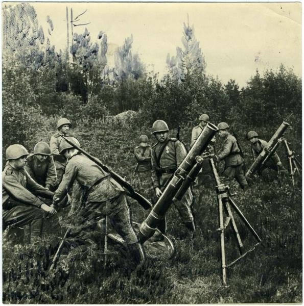 Минометное подразделение готово к бою, 1944 год