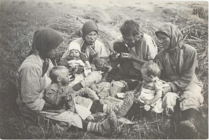 Обед в поле, 1928 год, Чувашская АССР. Выставка «Путешествие в Чувашию» с этой фотографией.