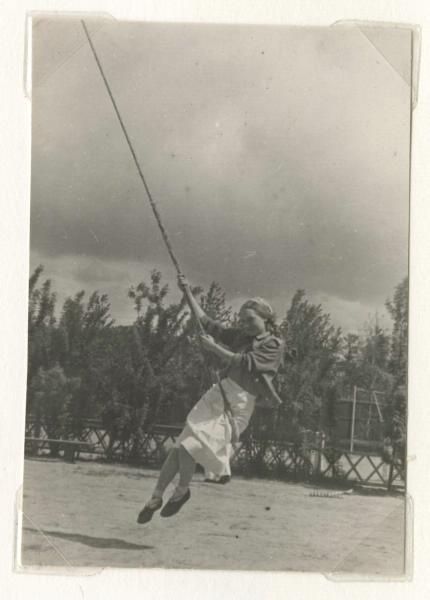 На качелях, 1943 год