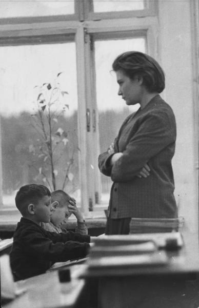 «Первый раз в первый класс», 1957 год. Выставка «Лицо российского учителя в XX веке» с этой фотографией.