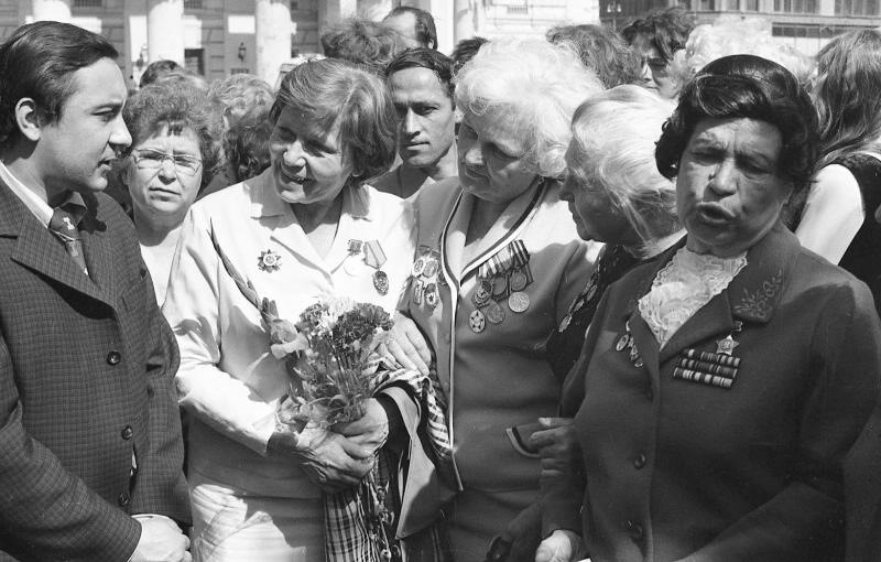 Встреча ветеранов женских авиационных полков в сквере у Большого театра 2 мая 1977 года, 2 мая 1977, г. Москва. Третья справа – летчица Софья Ивановна Бурзаева (Рощина).