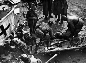 Раненый доставлен в медсанбат, 1945 год, Германия, г. Зелов. Район Зеловских высот.