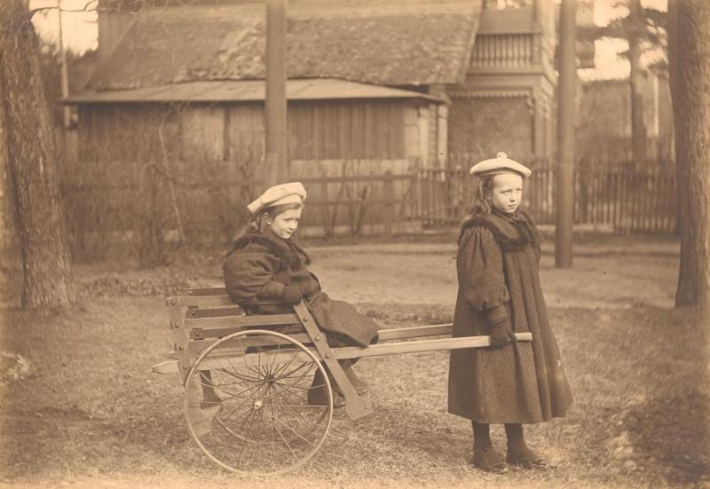 Две девочки, 1905 - 1910