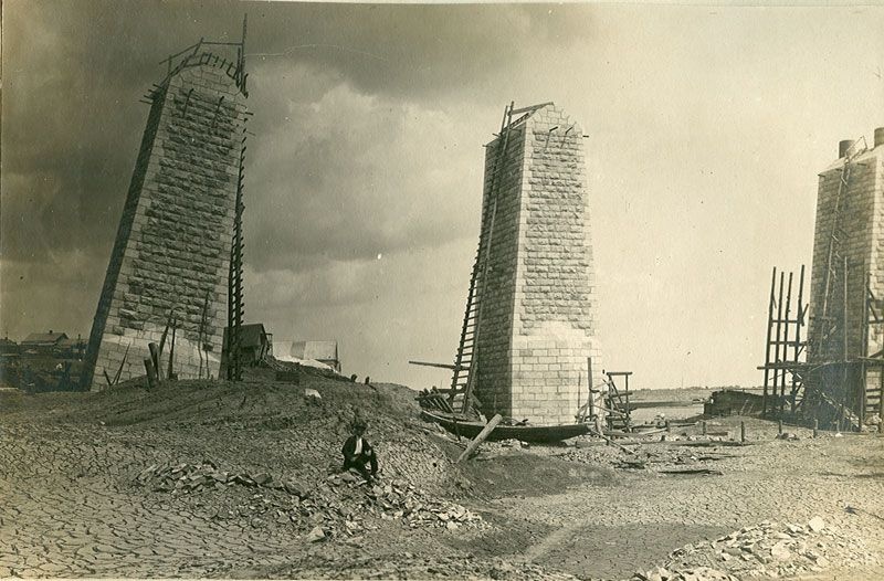 Последствия оползня. Опоры строящегося железнодорожного моста, май 1915, г. Симбирск. С 1924 года - Ульяновск.