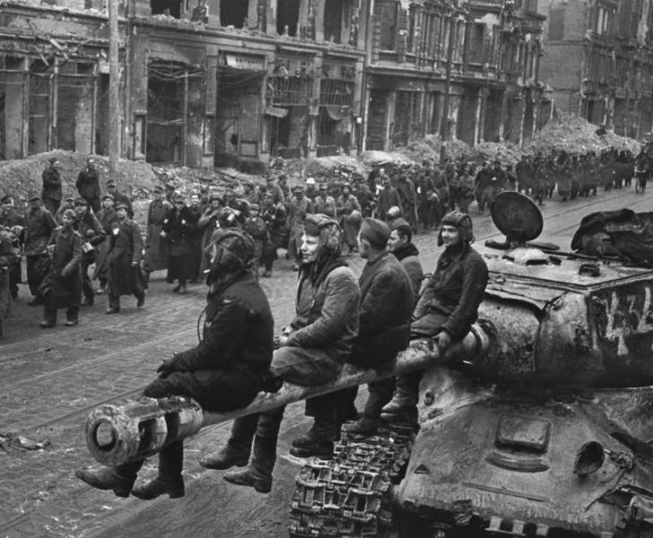 «Победа!» 2-го мая на улицах Берлина, 2 мая 1945, Германия, г. Берлин. Выставки: «Бои за Берлин»,&nbsp;«Победители»&nbsp;и «Победа!» с этой фотографией.&nbsp;