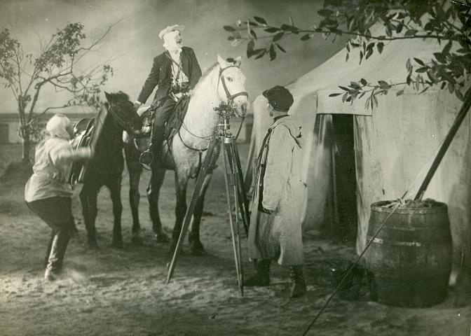 Сцена из спектакля с участием Леонида Кулакова, 1940-е