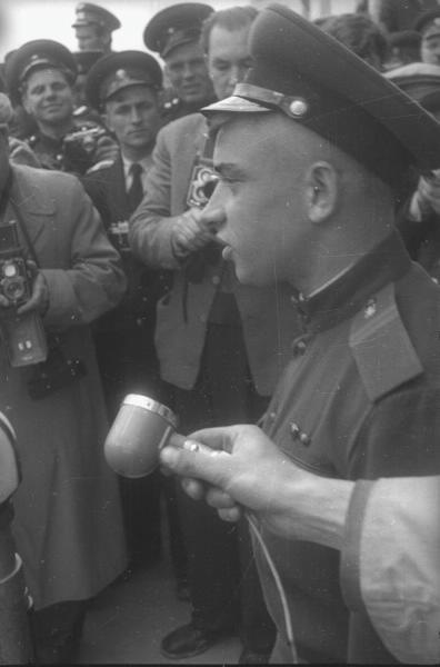 Из серии «Встреча героев "49 дней"», 1960 год, о. Сахалин, г. Южно-Сахалинск. Справа - Асхат Зиганшин (один из героев «49 дней»).