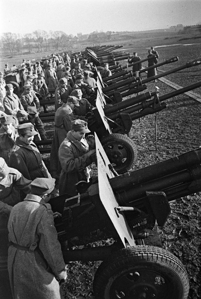 Польская освободительная армия на митинге. Приезд советского командования, 1945 год, Польша. Варшавско-Познанская операция.