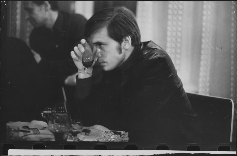 Мужчина с рюмкой, 1969 - 1974. Выставка «In vino / pivo / vodka veritas...» с этой фотографией.&nbsp;