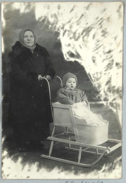 Портрет женщины и ребенка в санях, 1920-е