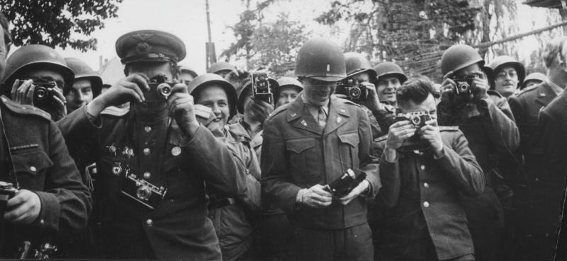 Встреча на Эльбе. Военные фотографы, 26 апреля 1945, Германия, г. Торгау. Видеовыставка «Встреча на Эльбе» с этой фотографией.