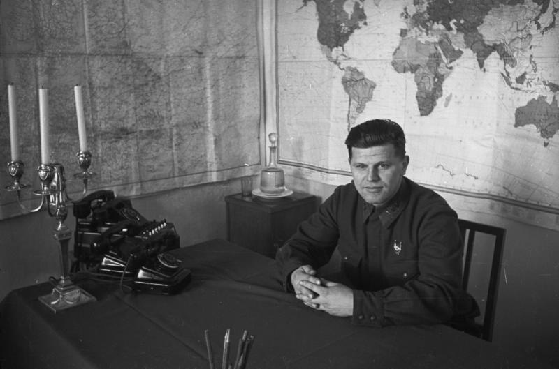 Северо-Западный фронт. Военачальник за столом, 1942 год. Выставка «Алло, кто говорит?» с этой фотографией.