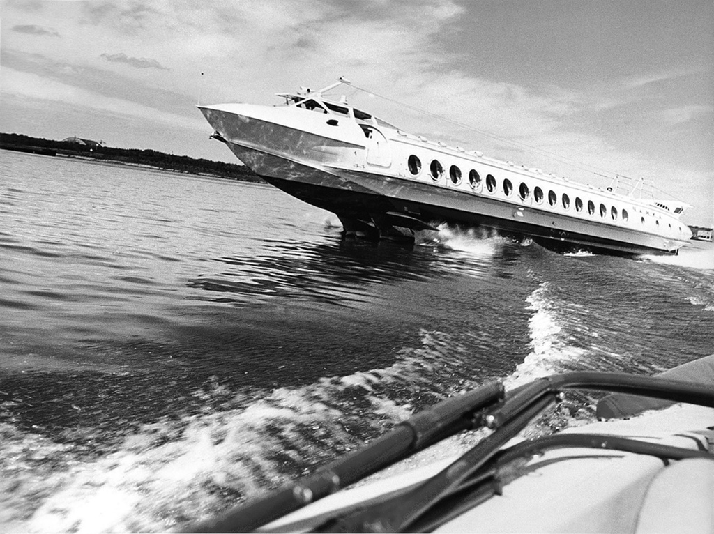 «Чайка» — катер на подводных крыльях, 1960-е. Выставка «Привет, привет! Пока, пока!» с этой фотографией.
