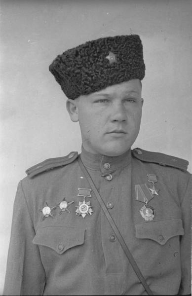 Герой Советского Союза майор Владимир Савва, ноябрь 1943. В ночь с 26 на 27 сентября 1943 года батальон В. А. Саввы переправился через Днепр и захватил плацдарм на его западном берегу, после чего удерживал его до переправы основных сил полка. Указом Президиума Верховного Совета СССР от 29 октября 1943 года капитан Владимир Савва был удостоен звания Героя Советского Союза с вручением ордена Ленина и медали «Золотая Звезда».