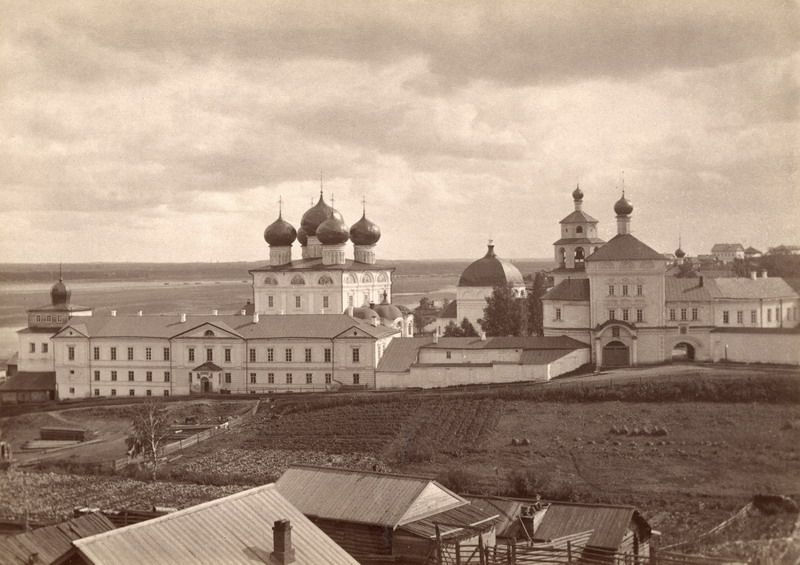 Трифонов монастырь, 1900-е, Вятская губ., г. Вятка. Монастырь основан в 1580 году. Слева – собор Успения Пресвятой Богородицы, построен между 1684 и 1689 годами. Правее – церковь Благовещения Пресвятой Богородицы, построена в 1728 году, правее – колокольня, построена в 1714 году.. Справа&nbsp; – церковь Николая Чудотворца, построена между 1690 и 1695 годами.Город Вятка переименован в Киров в 1934 году.