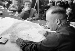 «Коккинаки перед перелетом», 1938 год, Московская обл.. Беспосадочный перелет героя Советского Союза Владимира Коккинаки и штурмана Михаила Гордиенко Москва – Соединенные штаты.