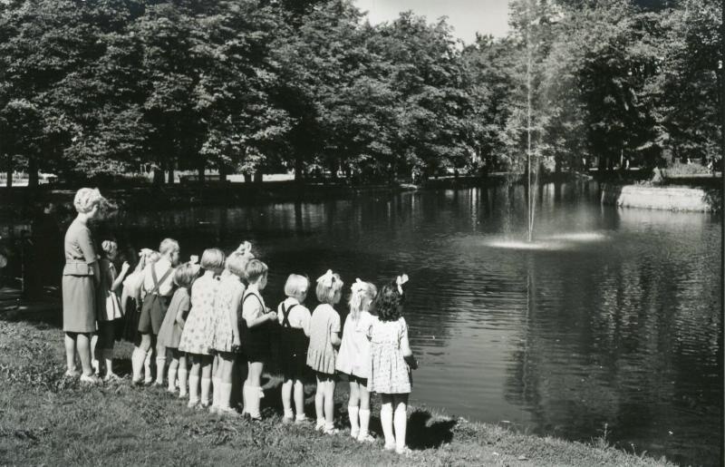 Дети в парке около пруда, 1960 - 1965, Эстонская ССР, Таллин