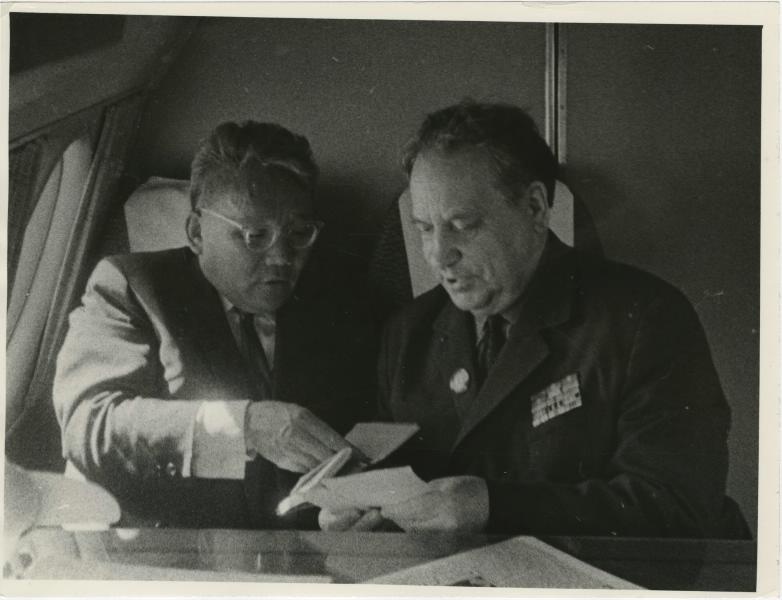 Ю.Цеденбал и В.А. Темин в салоне самолета, 1970-е