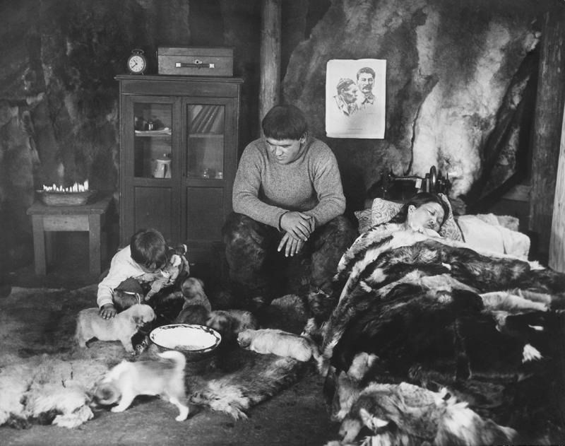В жилище северного охотника, 1930-е