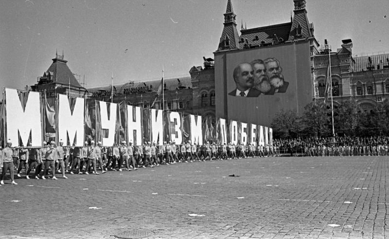 Физкультурный парад на Красной площади, 1 мая 1975, г. Москва. Выставка «Физкультурные парады», видео «"Вместо обещанного коммунизма в Москве будет Олимпиада". Олимпиада – 80» с этой фотографией.&nbsp;