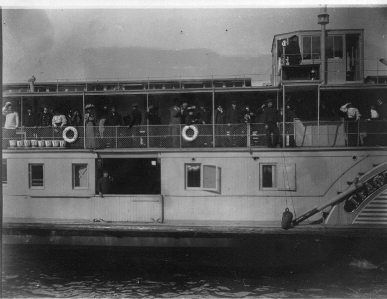 Пассажиры на палубе парохода, 1900 - 1910. Выставка «Дореволюционное пароходство» с этой фотографией.