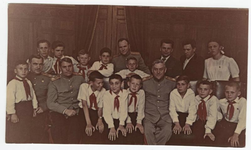 Леонид Говоров, Александр Василевский, Алексей Антонов, Николай Булганин с пионерами, 1948 год