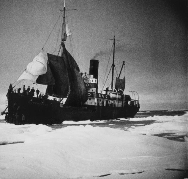 Ледокол «Александр Сибиряков», 1933 год. В 1932 году этот ледокол впервые в истории совершил сквозное плавание за одну навигацию по Северному морскому пути из Белого в Берингово море.Видео «Неизведанные края Отто Шмидта» и «Гениальный радист и "дедушка советского радиолюбительства" Эрнст Кренкель» с этой фотографией.