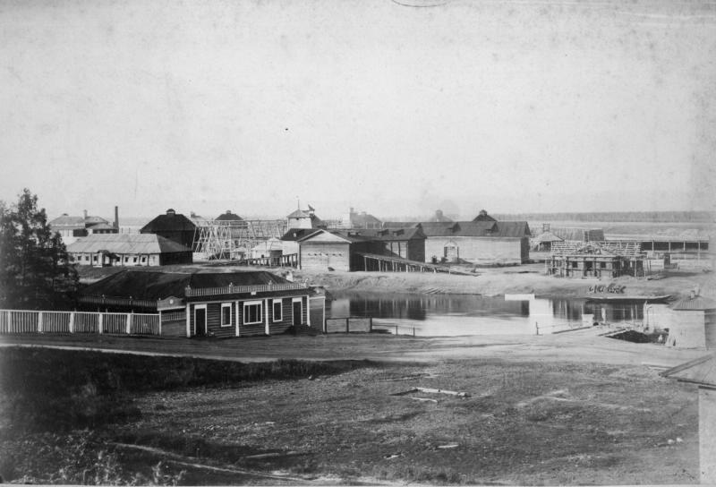 Вид на деревянные дома и реку, 1880-е