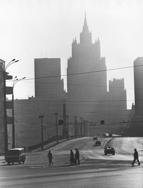 У моста, 1985 год, г. Москва. Бородинский мост. На заднем плане - силуэт высотного здания МИДа.