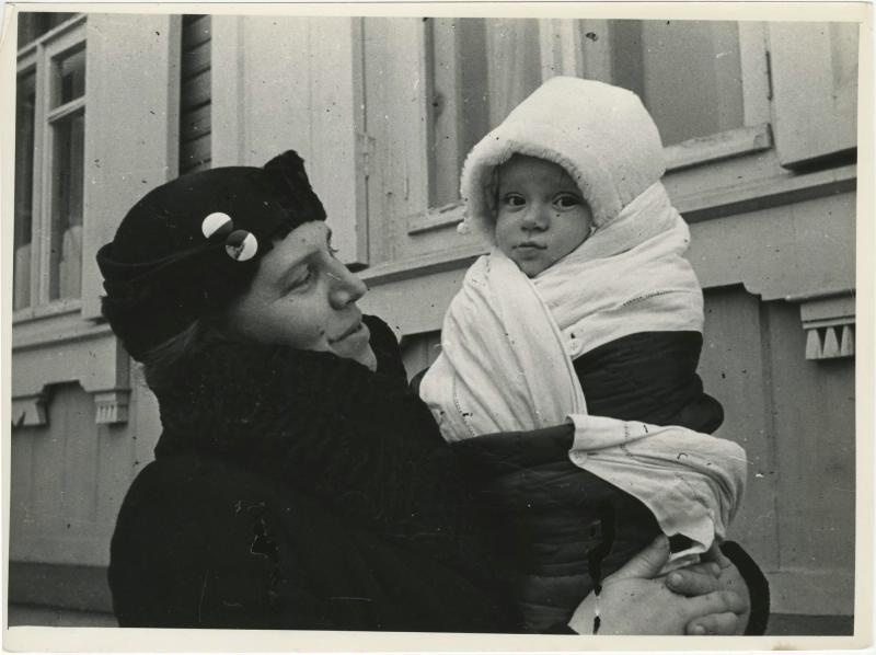 Мария Шолохова с сыном Мишей, 1935 - 1936, Ростовская обл., станица Вешенская. Выставка «Сыновья» с этой фотографией.