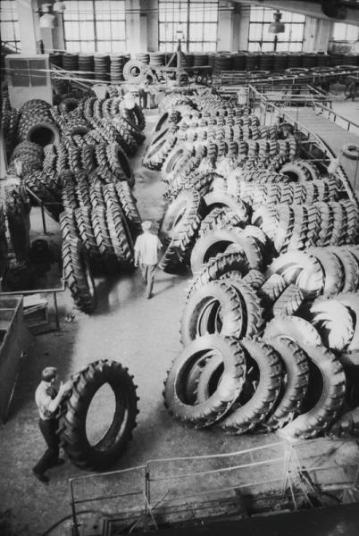 Готовая продукция шинного завода, 1967 год, Волгоградская обл., г. Волжский. Из серии «Волжский шинный завод».Вступил в строй в июне 1964 года. 15 декабря 1972 года Волжский шинный завод получил почетное право носить имя 50-летия СССР. Вся выпускаемая продукция «Волжского шинного завода имени 50-летия СССР» была аттестована Государственным знаком качества.